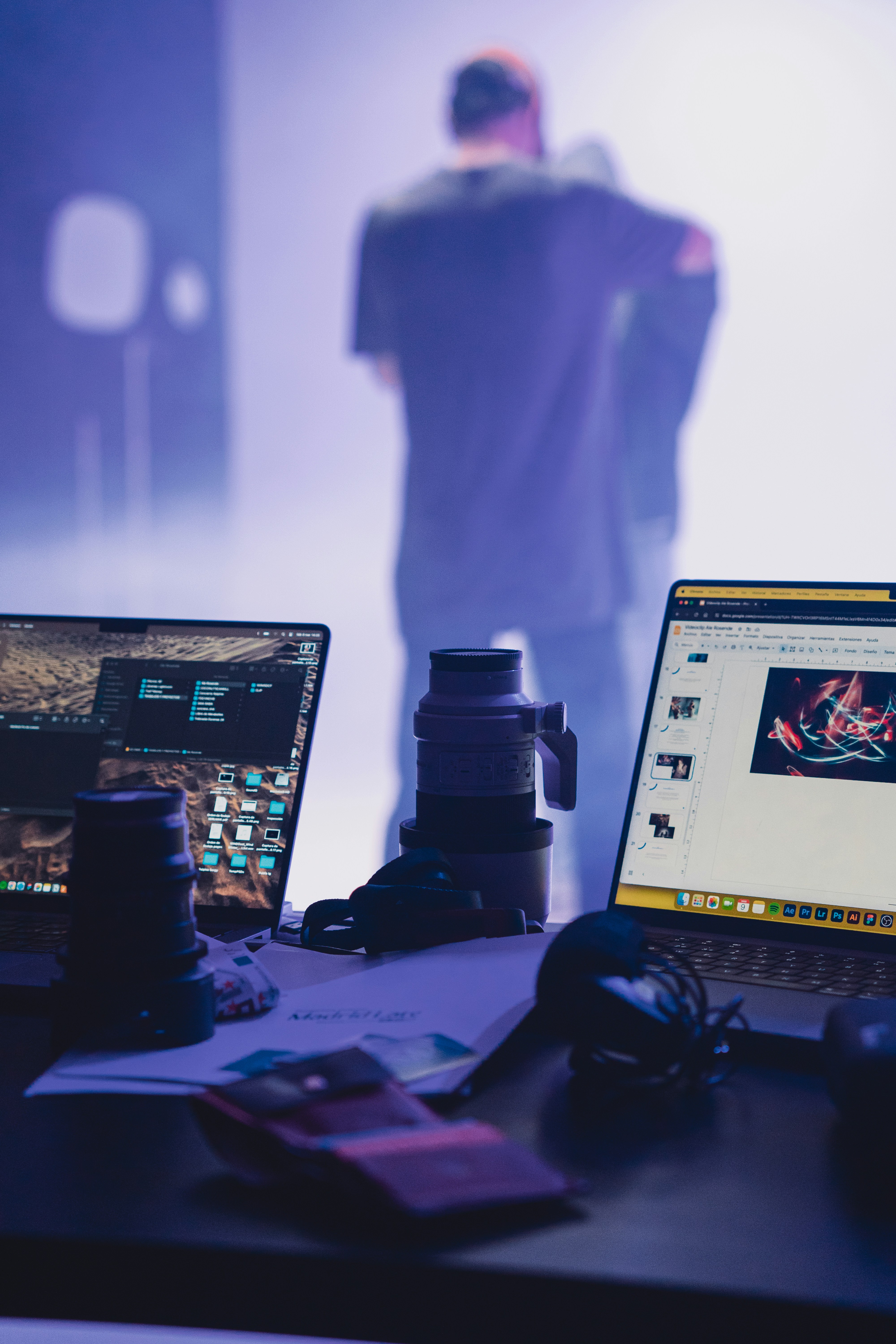 Beeldbreed werkplek: tech en creativiteit in één frame